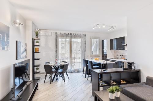 a living room with a kitchen and a dining room at Casa Massima Suites in Casamassima