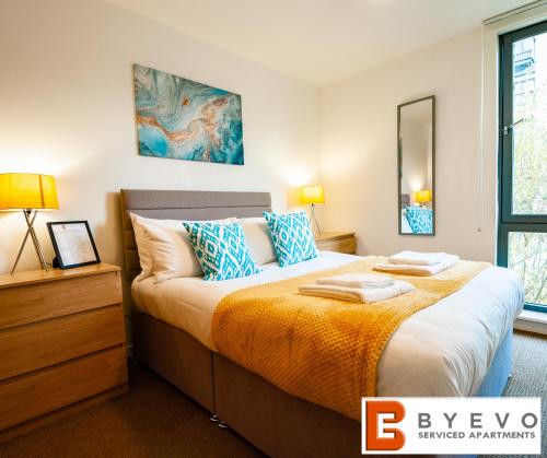 una camera con un grande letto e uno specchio di ByEvo 5 Brabloch - perfect for contractors - Close to GLA a Paisley