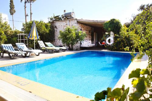בריכת השחייה שנמצאת ב-Villa Limon by Important Group Travel או באזור