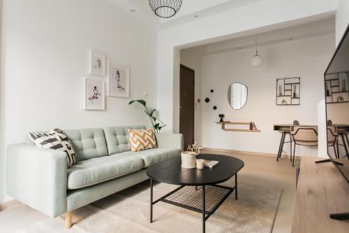 Groovy 2BR Apartment in Koukaki by UPSTREET