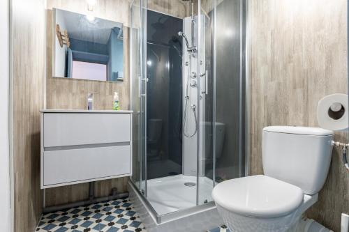 une salle de bain avec toilettes et douche en verre dans l'établissement L'Ostalet, à Saint-Lary-Soulan
