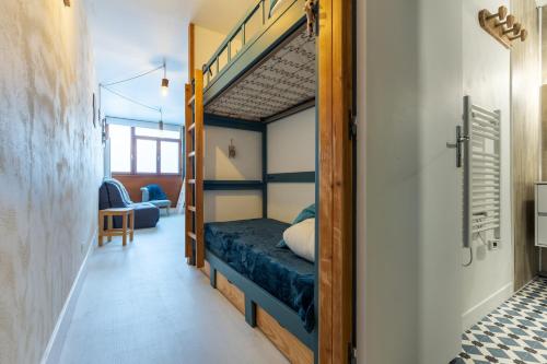 une chambre avec un lit superposé dans une pièce dans l'établissement L'Ostalet, à Saint-Lary-Soulan