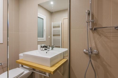 een badkamer met een wastafel, een toilet en een douche bij Groovy 2BR Apartment in Koukaki by UPSTREET in Athene
