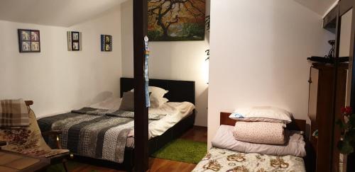 1 dormitorio con espejo y 1 cama. en Green Forest Apartments, en Buşteni