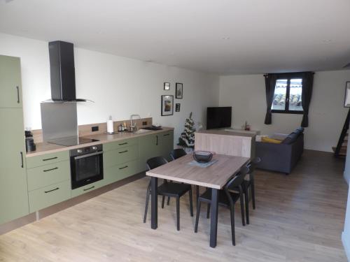 une cuisine et une salle à manger avec une table et des chaises dans l'établissement Agréable maison de village avec garage & terrasse, à Lespignan