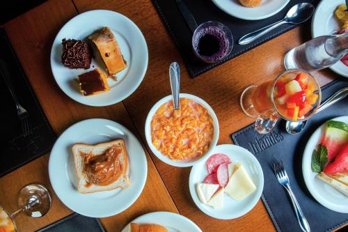 Hotel Laghetto Vivace في كانيلا: طاولة خشبية عليها أطباق طعام