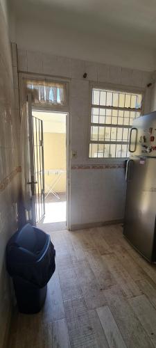 Alojamiento La Floresta, 3 ambientes para 5 personas في بوينس آيرس: حمام مع مرحاض أزرق في الغرفة