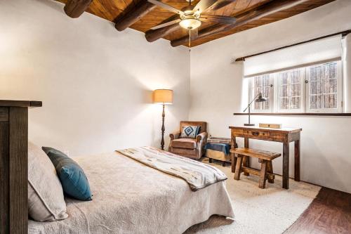Postel nebo postele na pokoji v ubytování Pueblo Revival