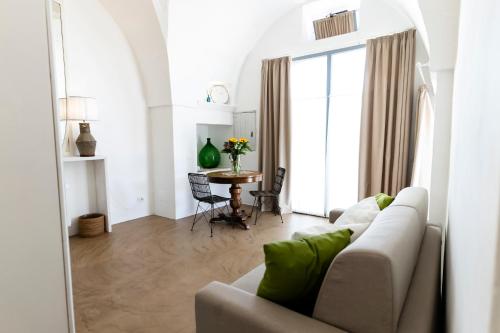 - un salon avec un canapé et une table dans l'établissement Masseria Parco della Grava, à Pezze di Greco