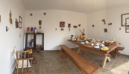 Pousada Canto de Zul في إيتاكاري: غرفة طعام مع طاولة وكراسي خشبية