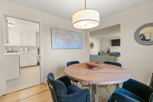 Η κουζίνα ή μικρή κουζίνα στο @ Marbella Lane - Modern and Sleek Home in Redwood