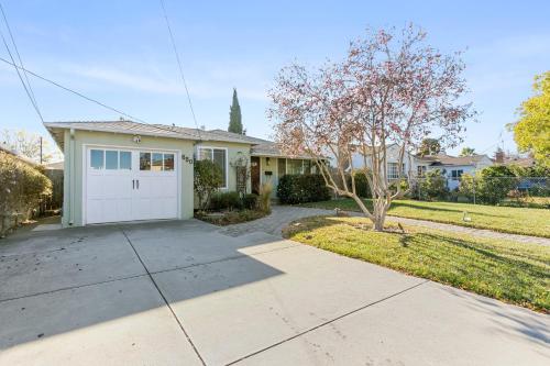 Κήπος έξω από το @ Marbella Lane - Modern and Sleek Home in Redwood