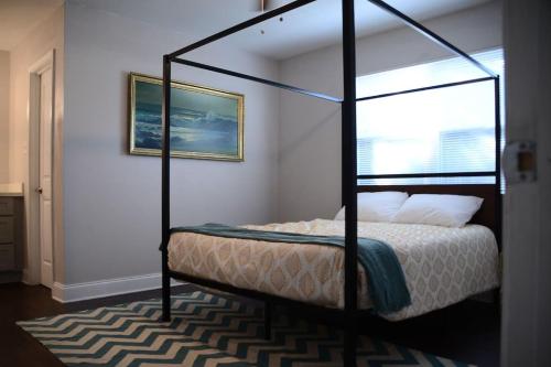 Comfortable 3 bed, 2 bath, pet friendly home close to Baton Rouge tesisinde bir odada yatak veya yataklar