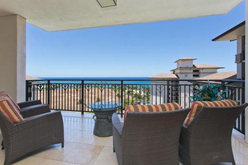 Un balcón con sillas y vista al mar. en Luxury 3BR 2BA Ko Olina Penthouse OT1002 Sleeps 8 Ocean & Garden Views Lanai 2 Free Parking, en Kapolei