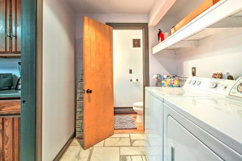 uma cozinha com um lavatório, um WC e uma porta em Jamaica Escape about 2 Mi to Stratton Mountain! em Jamaica