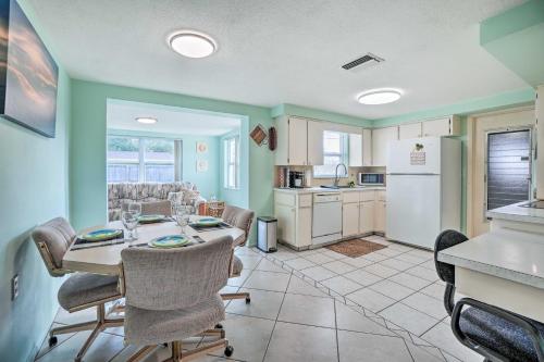 a dining room with a table and chairs and a kitchen at Cozy Holiday Home with Yard about 5 Mi to Beach! in Holiday