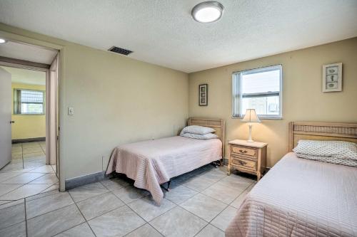 a bedroom with two beds and a lamp on a table at Cozy Holiday Home with Yard about 5 Mi to Beach! in Holiday