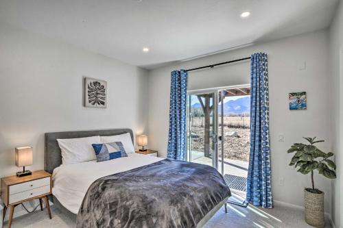 ein Schlafzimmer mit einem Bett und einem großen Fenster in der Unterkunft Charming Buena Vista Home with Private Hot Tub! in Buena Vista
