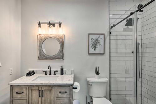 ein Badezimmer mit einem WC, einem Waschbecken und einem Spiegel in der Unterkunft Charming Buena Vista Home with Private Hot Tub! in Buena Vista