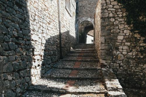 an alley way in an old stone building at Albergo Diffuso Crispolti in Labro Rieti