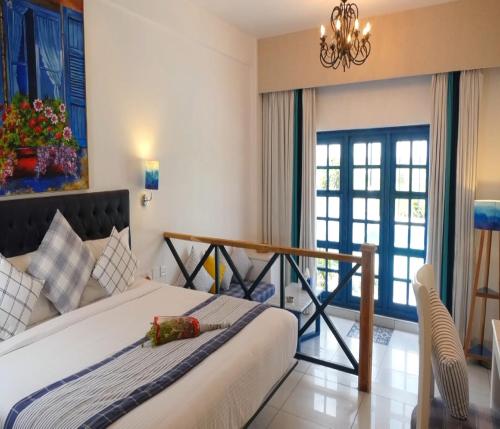 um quarto com uma cama e um lustre em Ananda Resorts em Srī Niketan
