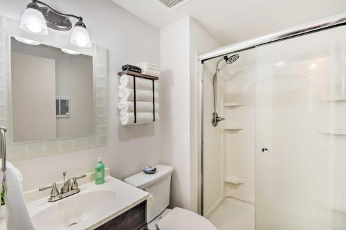 Ένα μπάνιο στο Franklin Home with Hot Tub and Mtn Views!