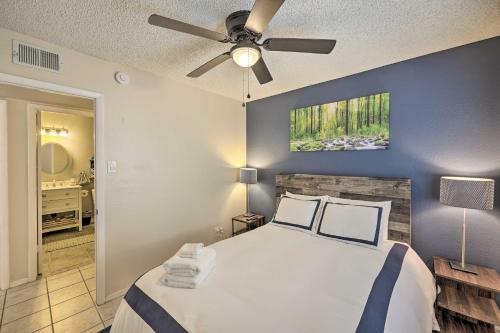 una camera con letto e ventilatore a soffitto di Well-Appointed Glendale Home with Outdoor Pool! a Glendale