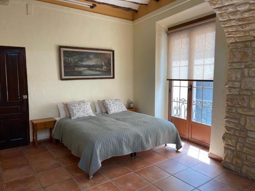 a bedroom with a bed and a large window at Ruim appartement tot 6 personen in Monóvar