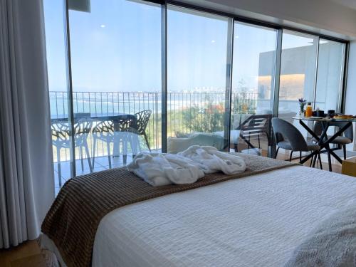 Un pat sau paturi într-o cameră la Sea&River Apartment