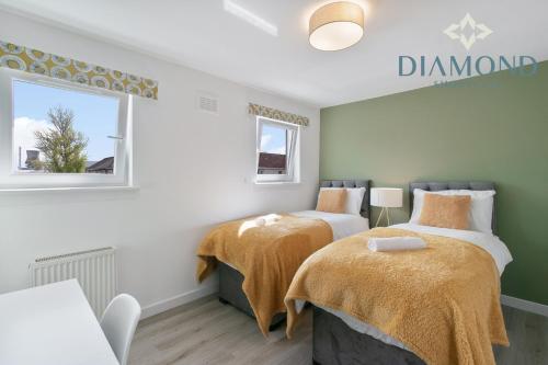 sypialnia z 2 łóżkami i oknem w obiekcie Grangemouth, 3 Bed House, Free Parking, Business or Leisure w mieście Grangemouth