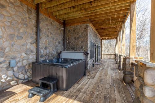 um quarto com uma banheira numa parede de pedra em Cranberry View Lodge em Newland