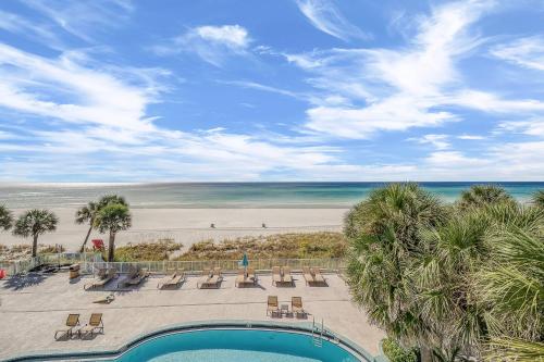 una vista aérea de un complejo con piscina y playa en Beachcomber Beachfront Hotel, a By The Sea Resort, en Panama City Beach
