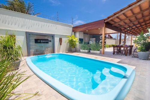 a swimming pool in the backyard of a house at Incrível casa na praia de Camurupim por Carpediem in Nísia Floresta