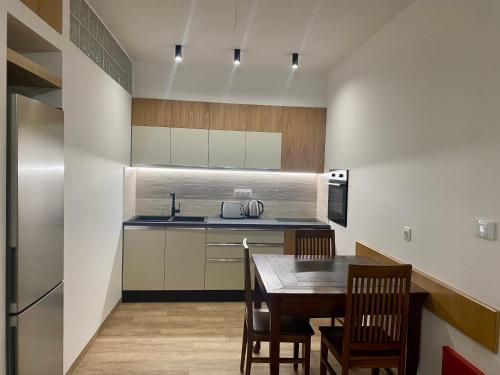 eine Küche mit einem Holztisch und einem Esszimmer in der Unterkunft Central cozy apartment with garden in Alexandroupoli