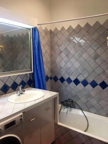 une salle de bain avec un lavabo, une douche et une baignoire dans l'établissement L’Aiguade, appartement d'exception à Cassis, à Cassis
