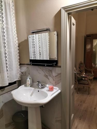 Ένα μπάνιο στο B&B SASSO DI ROCCA