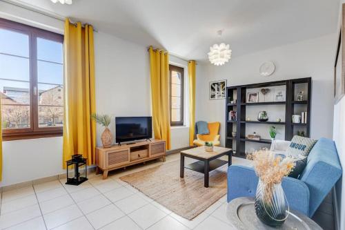 un salon avec un canapé bleu et une télévision dans l'établissement Vecchia Città Côté Vieille Ville # Yolo Alp Home, à Annecy