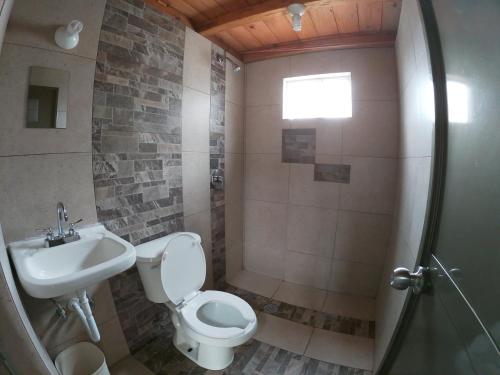 uma casa de banho com um WC, um lavatório e um chuveiro em GoEs Loft em Comitán de Domínguez