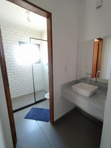 a bathroom with a sink and a toilet at Casa Papa-Vento Pousada in Lençóis