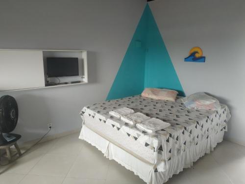 um quarto com uma cama e uma tenda azul em VENTO E SAL - Cobertura MAR em Ilhéus