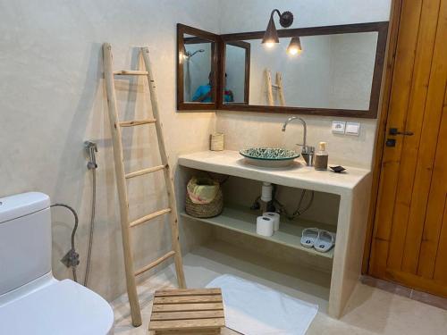 ein Bad mit einem Waschbecken und einem Spiegel in der Unterkunft Dar Louka in Tahannaout