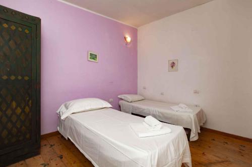 フルミニ・ディ・クアルトゥにあるHoliday home in Quartu Sant'Elena 22917の紫の壁のドミトリールーム ベッド2台