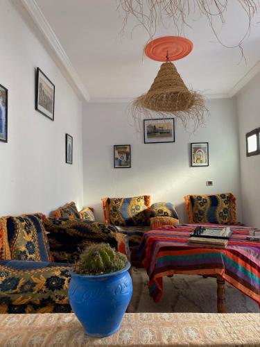 Posezení v ubytování Emallayan Hostel