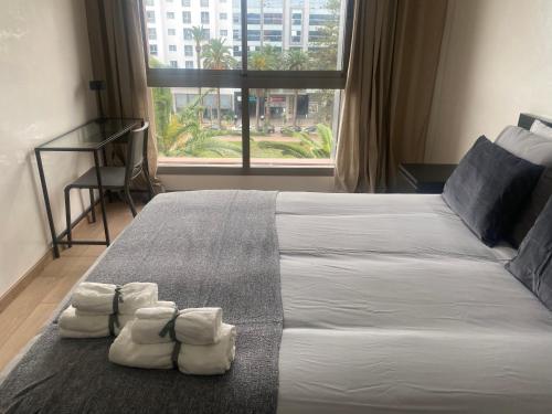 um quarto com uma cama grande e toalhas em Luxueux appartement avec vue panoramique em Mohammedia