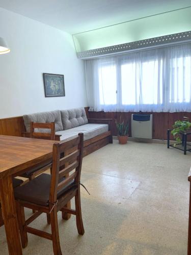 sala de estar con sofá y mesa en Departamento 2 ambientes, zona centro de Mar del Plata. en Mar del Plata