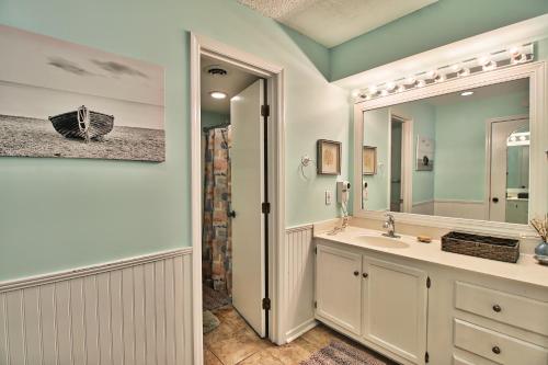 een badkamer met een wastafel en een spiegel bij Direct Ocean Front 3BR/2BA Dog Friendly **OCEANFRONT** in Myrtle Beach
