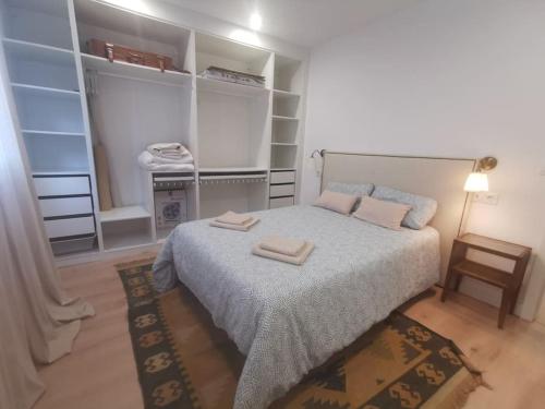 ein Schlafzimmer mit einem Bett mit zwei Handtüchern darauf in der Unterkunft Tomás Paredes, Vigo, 3 habitaciones in Vigo