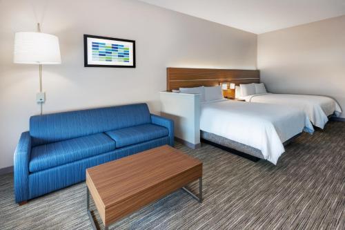 um quarto de hotel com uma cama e um sofá em Holiday Inn Express & Suites - Houston - N Downtown, an IHG Hotel em Houston