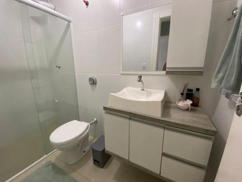 uma casa de banho com um WC, um lavatório e um chuveiro em Apartamento Balneário Camboriú em Balneário Camboriú