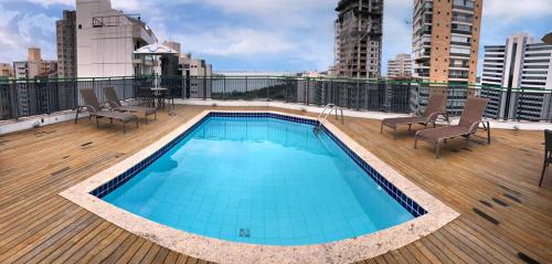 a swimming pool on the roof of a building at Precioso apt com conforto in Vitória